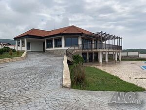 Луксозно Имение РЗП 939кв. 1900 м2 двор.