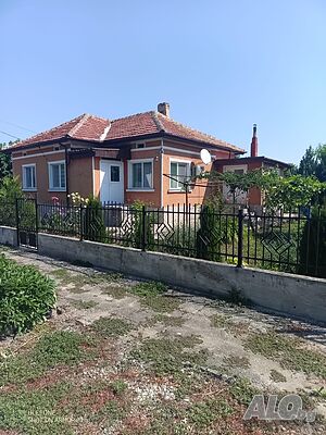 продава се къща близо до морето