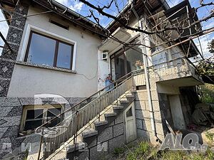 Къща с двор и гараж в гр. Казанлък - район Кулата