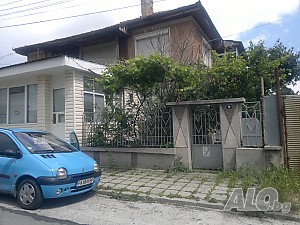 продавам къща
