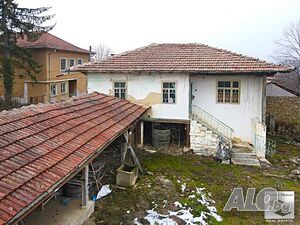 Къща с просторен двор и стопански постройки в с. Косарка
