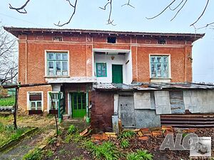 Двуетажна къща с равен двор и стопански постройки в с. Горна Липница, на 35 км. от Велико Търново