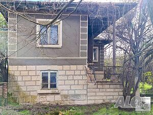 Двуетажна къща за реновиране в с. Острица