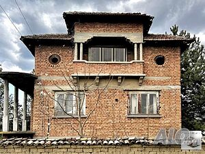 Триетажна къща с 6 спални, гараж и голям двор в с. Караисен