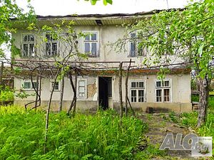 Aвтентична българска къща за реновиране в живописното село Славейково