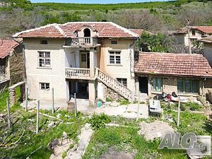 Двуетажна къща с двор, стопански постройки и каменна ограда в село Бяла река, близо до Сухиндол