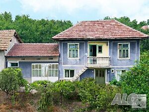 ЕКСКЛУЗИВНО! Просторна двуетажна къща, с гараж и стопански постройки, в с. Страхилово