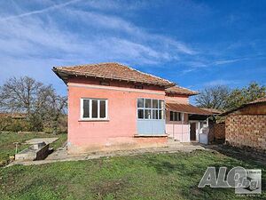 Къща с равен двор и кладенец, в добро състояние, в с. Дъскот