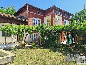 Двуетажна къща за реновиране в с. Димча, 45 км. от Велико Търново