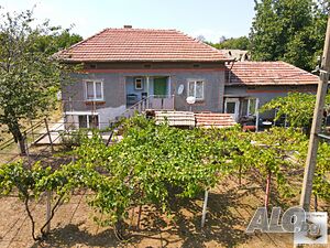 Къща с огромен двор, стопански постройки и кладенец в с. Долна Липница, 45 мин. от Велико Търново