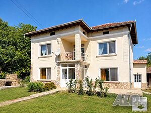 ЕКСКЛУЗИВНО! Двуетажна къща за продажба, с просторен двор, кладенец и стопански постройки, в с. Горн