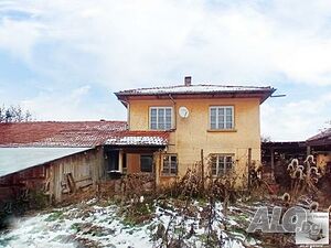 Двуетажна къща с голям равен двор и каменни стопански постройки в село Добромирка