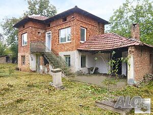 Двуетажна къща с напълно ремонтиран втори етаж, на 35 км от Велико Търново