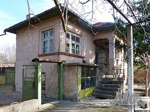 Двуетажна къща с двор намираща се в развито село само на 18 км от Велико Търново Двуетажна къща 80 кв.м РЗП 750 кв.м двор | Къщи, Вили | Хотница