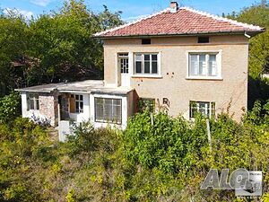 Двуетажна къща с гараж и стопански постройки в с. Добромирка