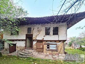 Стара възрожденска къща с пристройка и двор в центъра на гр. Лясковец