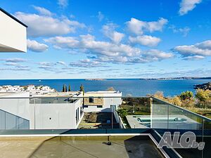 Sunny Island Residence -Триетажна къща с панорамна гледка към морето