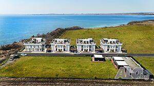 8 Del Mar - луксозни градски къщи на ПЪРВА ЛИНИЯ до морето в м. Лахана, Бургаски залив Триетажна къща 300 кв.м РЗП 250 кв.м двор | Къщи, Вили | Сарафово Бургас