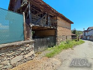 В продажба на ДВОРНО МЯСТО със стара КЪЩА, на асфалт, в центъра на село Казанка