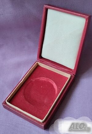 стара кутия за съхранение на плакети, медали, отличия, ордени- 8.5/6.5/2.3см., отвора вътре е 4.2см.