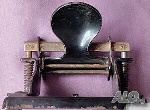 стар канцеларски перфоратор
