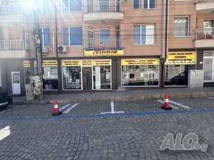 Магазин с две паркоместа на метри от Търговска