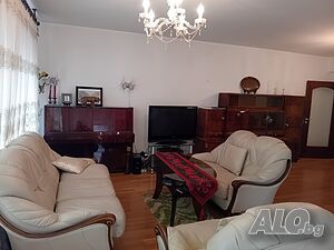 ЕРА Сити Център продава тристаен апартамент, ново строителство, в централната южна част на града