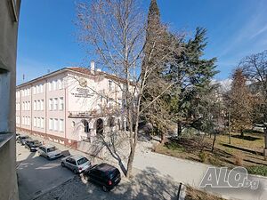 Многостаен апартамент за продажба в тухлена сграда старо строителство до НХГ - гр. Благоевград.