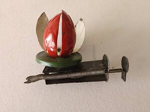 Стара метална играчка работи