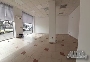 Магазин на оживен булевард, зад спирка