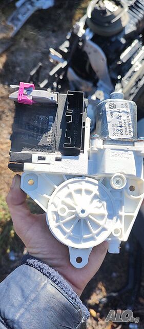 Стъклоповдигач VW Golf 5 - 1K5 837 402 AJ, 1K0 959 792M