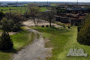 Промишлен терен 3316 кв.м с бетонова площадка и складови клетки