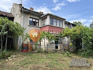 Двуетажна къща с панорамна гледка в с. Гостилица, обл. Габрово
