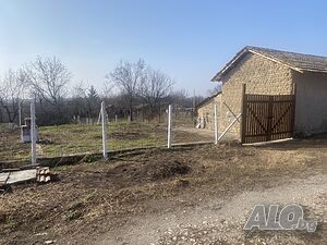 Продавам дворно място с. Буховци -700кв.м.