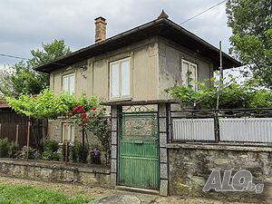 Двуетажна къща с двор в с. Велчево, обл. Велико Търново