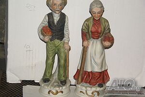 продавам старинна керамична фигура