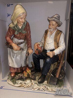 продавам старинна керамична фигура