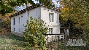 Продава се селска къща в с. Свежен