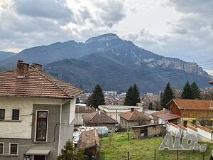 Продава се масивна тухлена двуетажна къща в гр. Тетевен