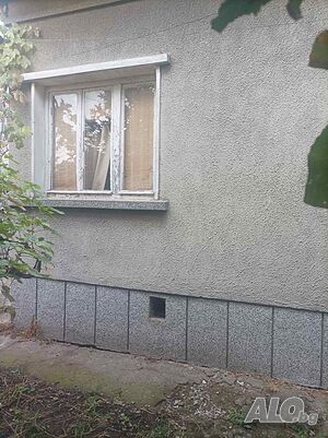 Две тухлени къщи в един двор в Нова Загора