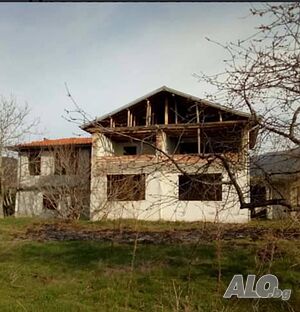 Продавам две къщи с двор, всяка със становище за изграждане на ФЕЦ, 100 и 150 kw.