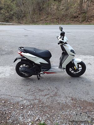 Скутер Aprilia Sport City