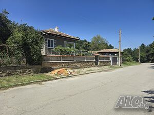 Продава се къща с голям двор 1,5 дка, гараж, стопански постройки и обновени инсталации