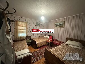 Двуетажна къща с двор в с. Габровци
