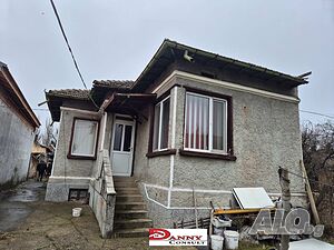 Къща с гараж и двор в гр. Павликени
