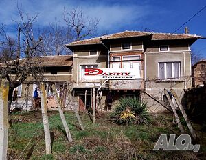 Къща с двор и кладенец за продажба в с. Михалци