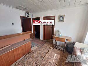Двуетажна къща с двор в гр. Златарица