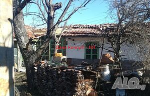 Стара къща с двор в гр. Дебелец