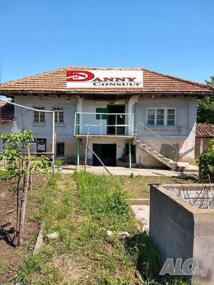 Двуетажна къща в с. Овча могила