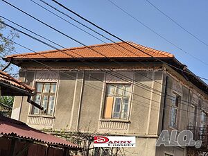 Двуетажна къща с двор и кладенец в с. Драгижево
